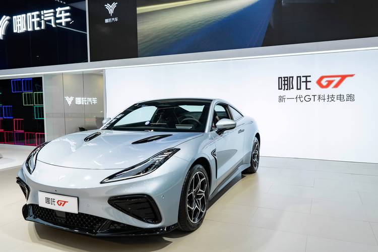 深圳304哪吒汽车在智能汽车领域的表现，领途汽车在新能源汽车市场中的影响力